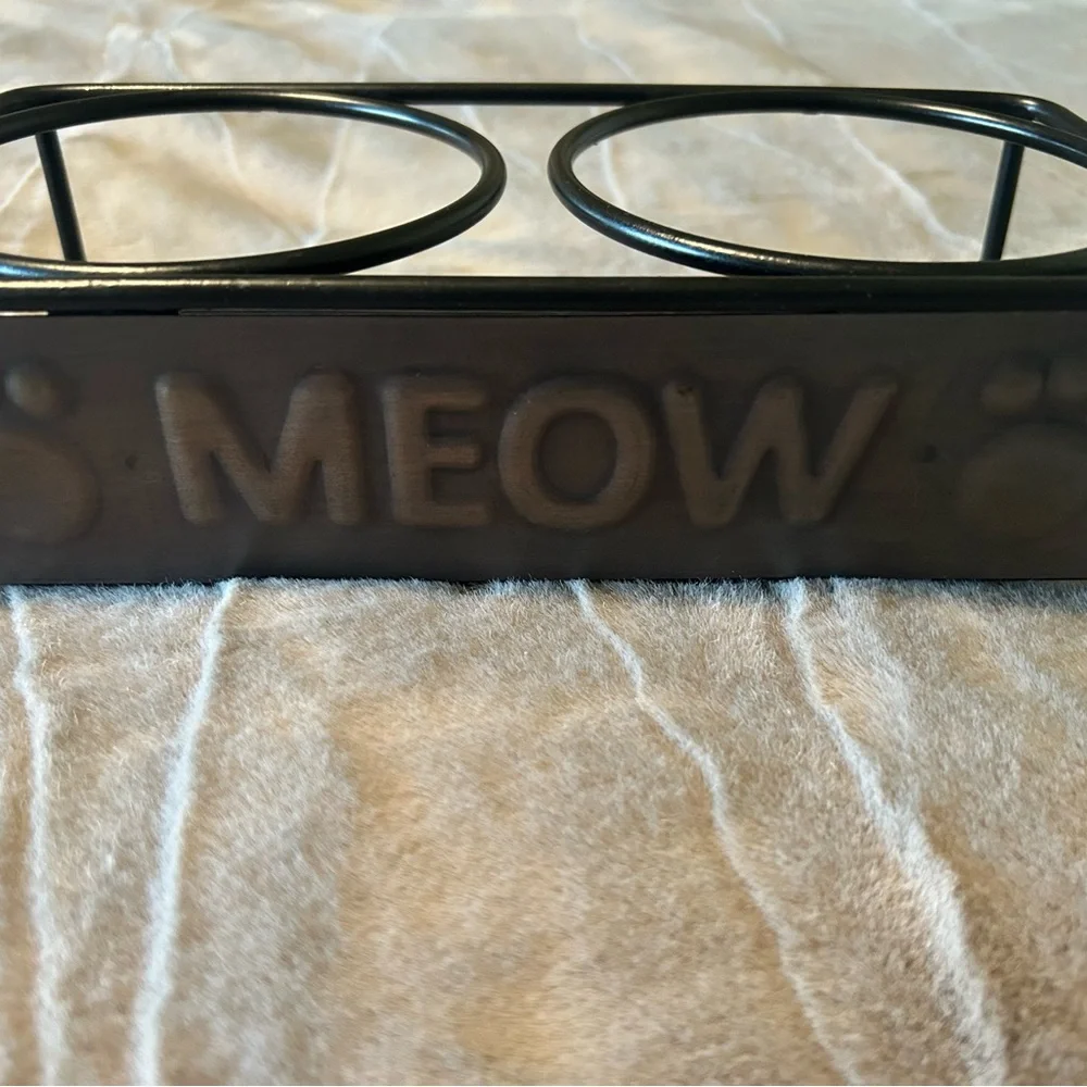 Cat Food Bowl Holder with 'Meow' Design 🐾